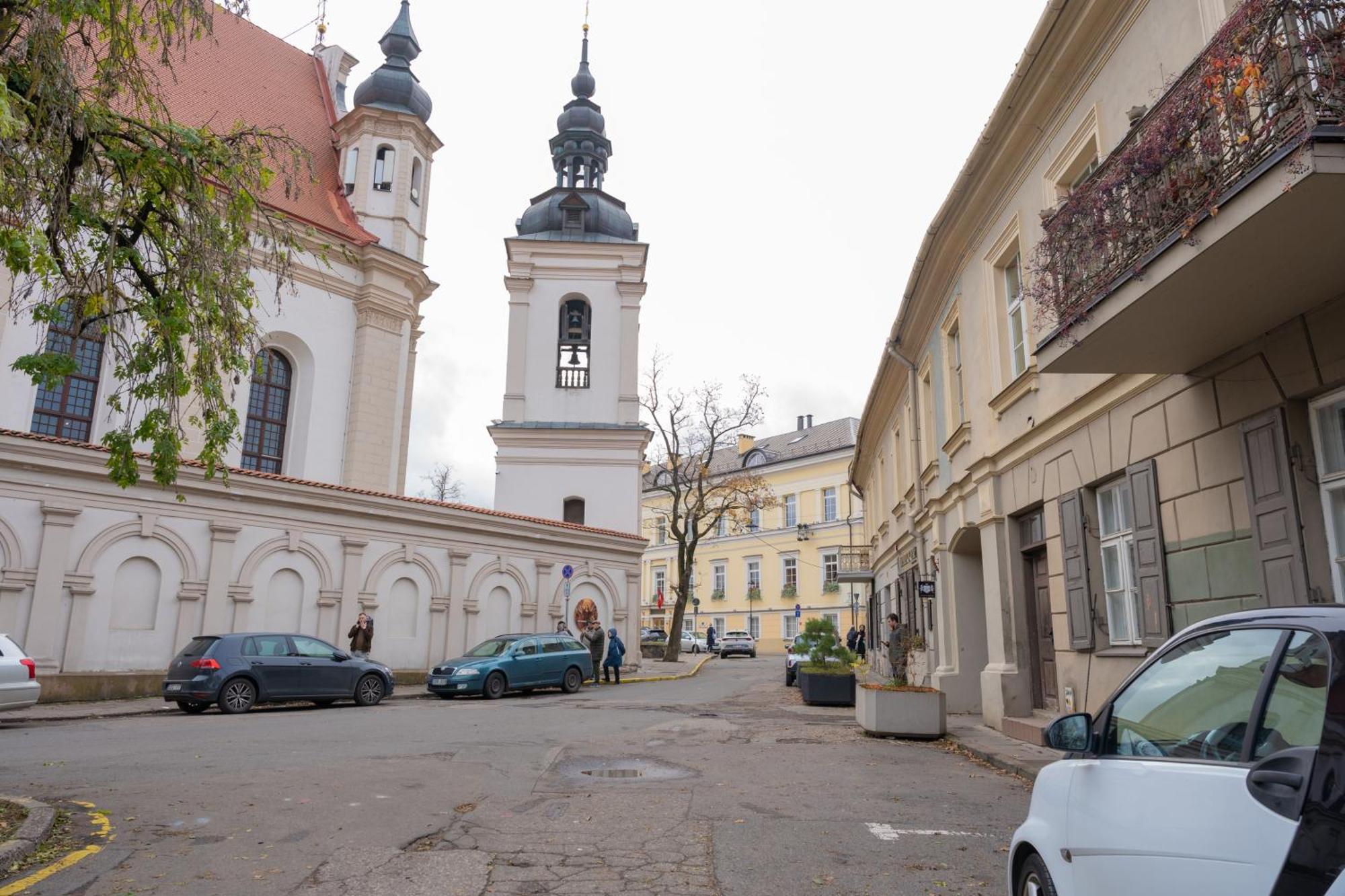 Church Through The Window Vilnius Bagian luar foto